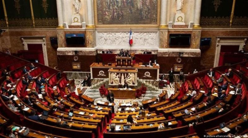 انتصار لليمين المتطرف.. البرلمان الفرنسي يقر قانون الهجرة المثير للجدل